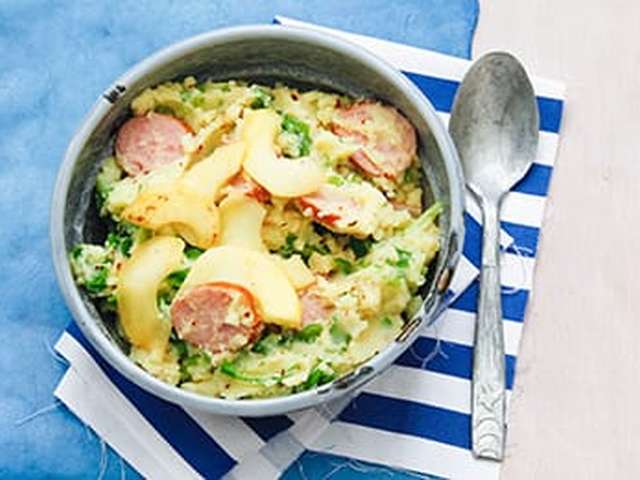 Foto Pittige stamppot met raapsteeltjes, worst en gebakken appel