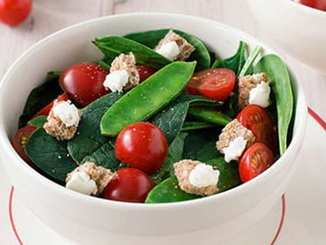 Foto Spinaziesalade met geitenkaascroutons en linzen