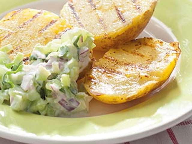 Foto Geroosterde aardappelen met kip en koriandersalsa