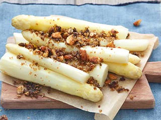 Foto Asperges met amandelkruimels