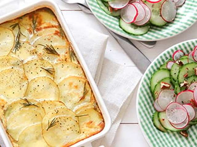 Foto Aardappeltaart met rozemarijn en komkommer-radijssalade