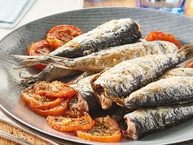 Foto Gegrilde sardines met tomaat