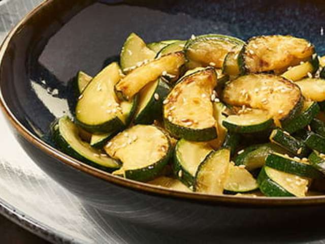 Foto Geroerbakte courgette met schnitzel en aardappelpuree