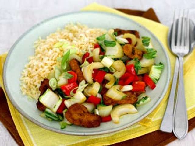 Foto Geroerbakte tofu met paksoi en rijst