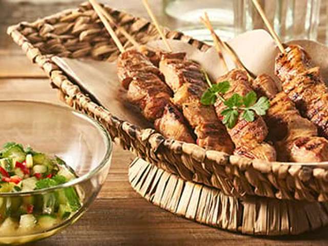 Foto Kipspiesjes met koriander-komkommersalsa