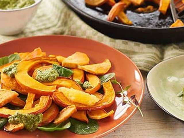 Foto Geroosterde pompoen met zoete aardappel en notenpesto