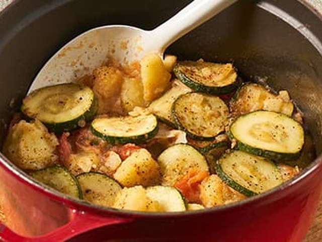 Foto Stoofschotel met aardappelen en courgette