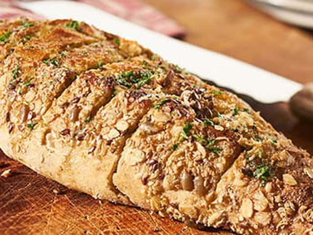 Foto Knoflookstokbrood met spinaziesalade