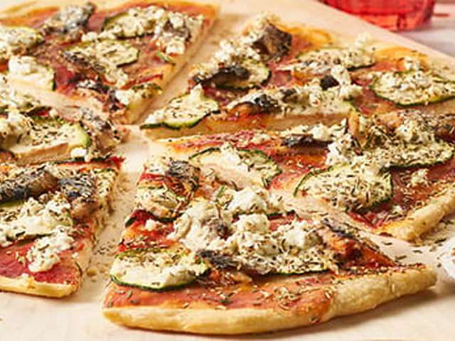 Foto Pizza met courgette en sardientjes
