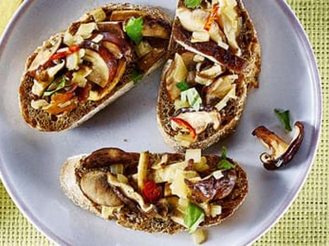 Foto Bruschetta met paddenstoelen
