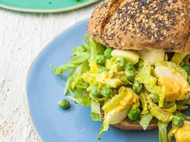 Foto Bruine bol met eiersalade