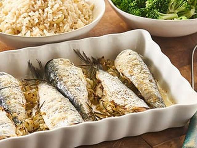 Foto Geroosterde sardines met rijst en broccoli