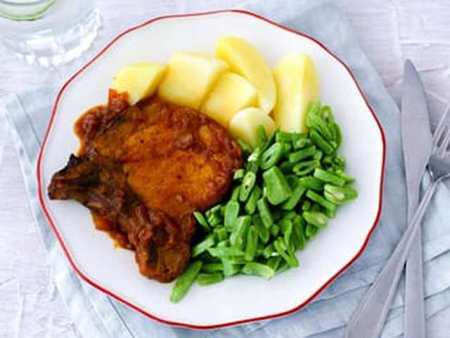 Foto Ribkarbonade met rode uiensaus