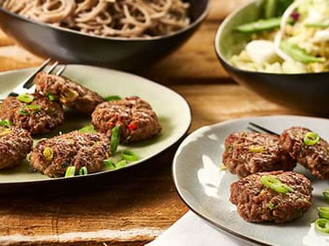 Foto Pittige gehaktkoekjes met noedels