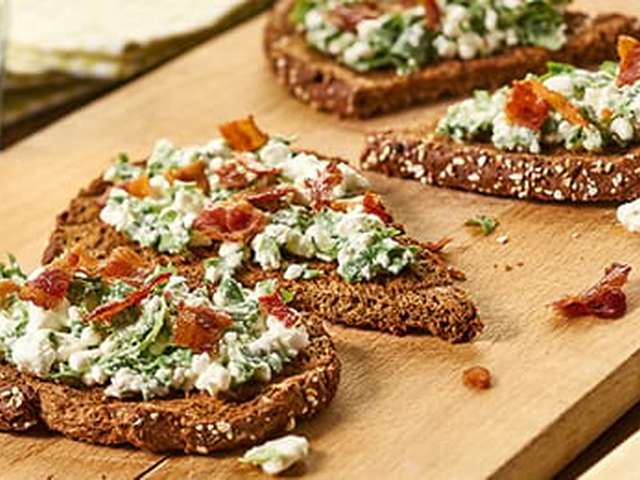 Foto Toast met rucolaspread