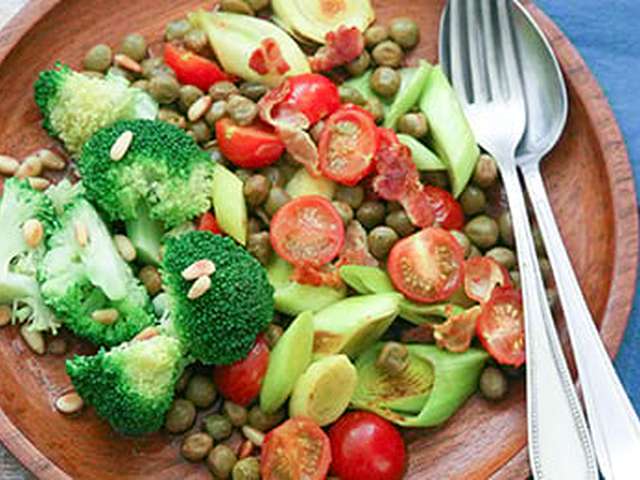 Foto Jonge kapucijners met tomaat, prei en broccoli