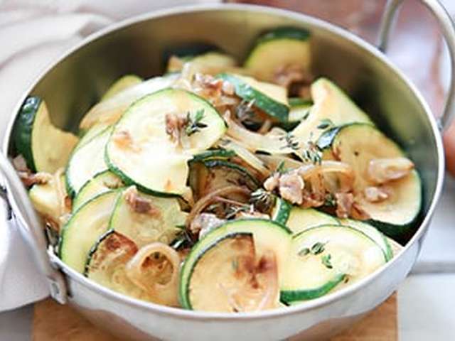 Foto Courgette met ansjovis en ui