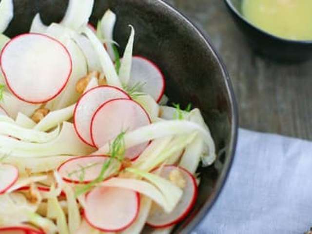 Foto Venkel-radijssalade met walnoten en aardappelpuree