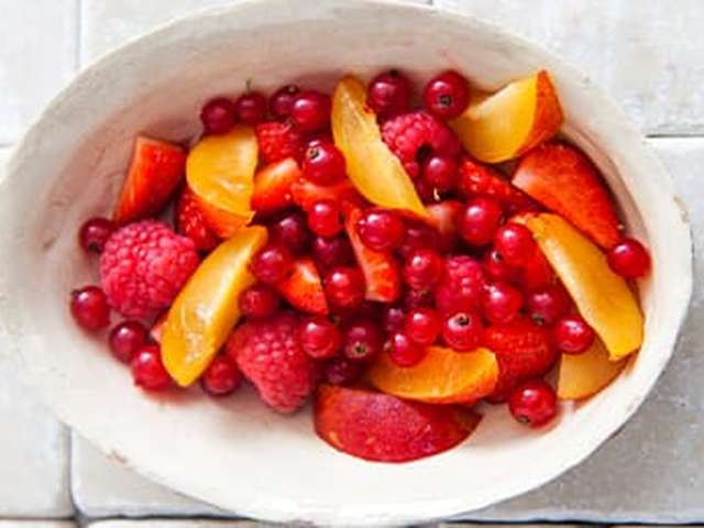 Foto Fruitsalade met aardbeiendressing