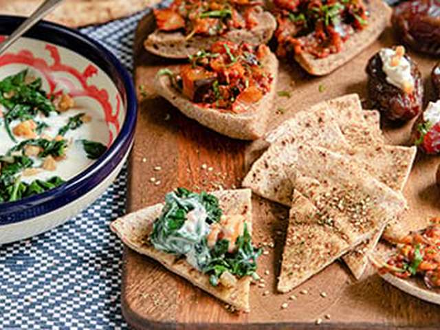 Foto Knapperige za'atar crackers met yoghurt-spinaziedip