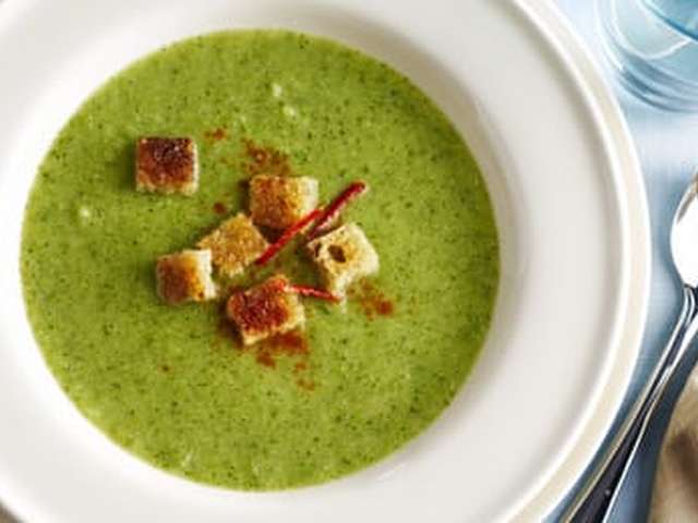 Foto Broccolisoep met peper en chilicroutons