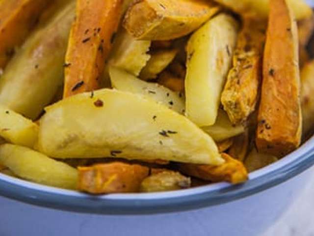 Foto Dikke frieten van aardappel en zoete aardappel
