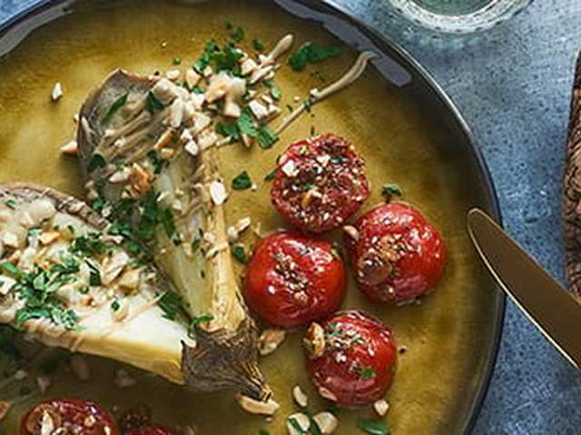 Foto Gegrilde aubergine met tahin en za'atar