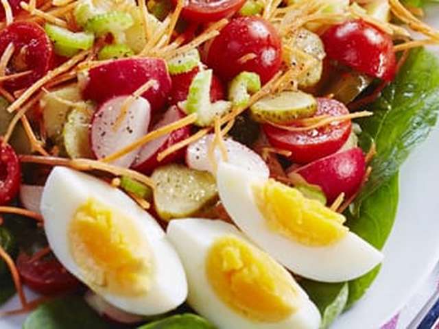 Foto Aardappelsalade met groente en ei