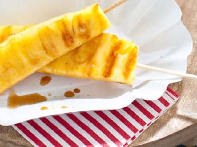 Foto Gegrilde ananas op een stokje