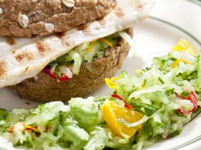Foto Gegrilde kipfilet met komkommersalsa in een broodje