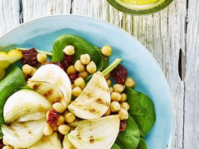 Foto Kikkererwtensalade met gegrilde zoete ui