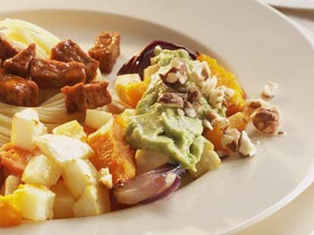 Foto Gegrilde groente met avocadodressing