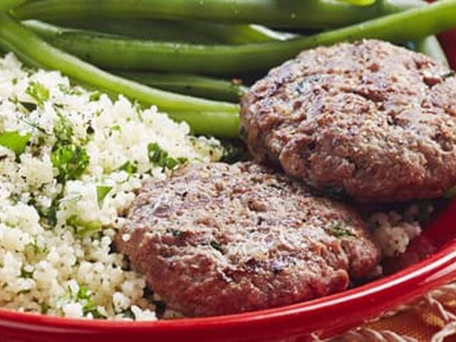 Foto Kruidige gehaktkoekjes met sperziebonen