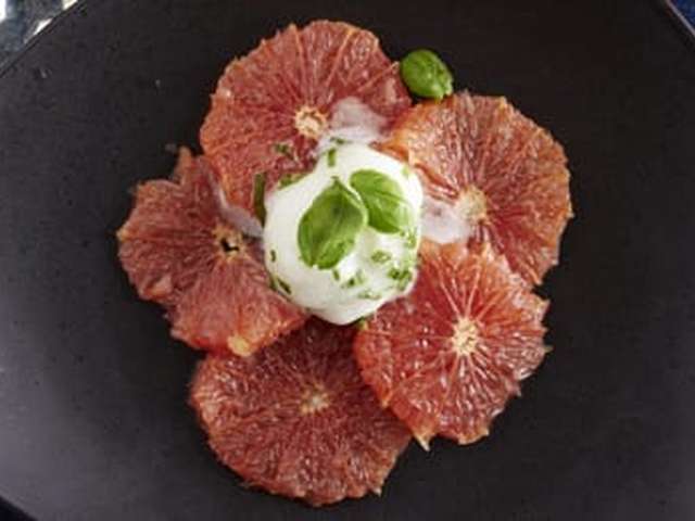 Foto Gepocheerde grapefruit met basilicumijs