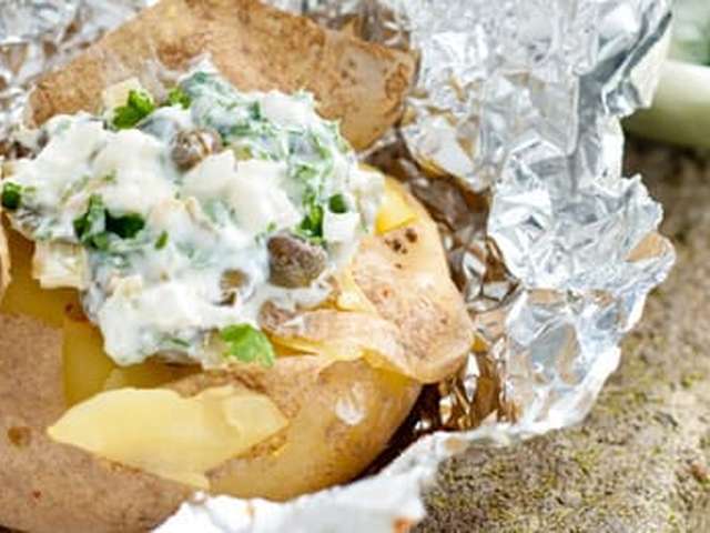 Foto Gepofte aardappel met kruidensaus, sperzieboontjes en tofu