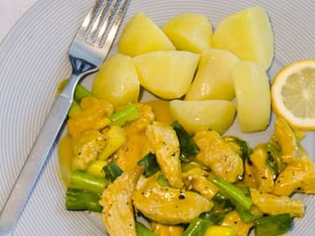 Foto Geroerbakt varkensvlees met bosui en kerrie