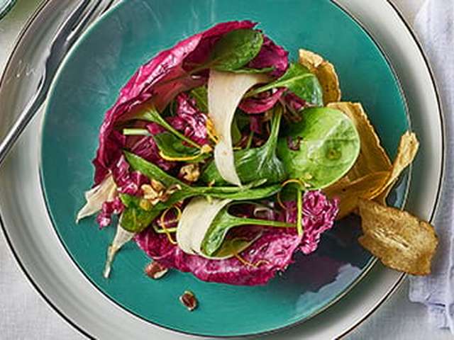 Foto Gevulde radicchiobladen met hazelnootdressing