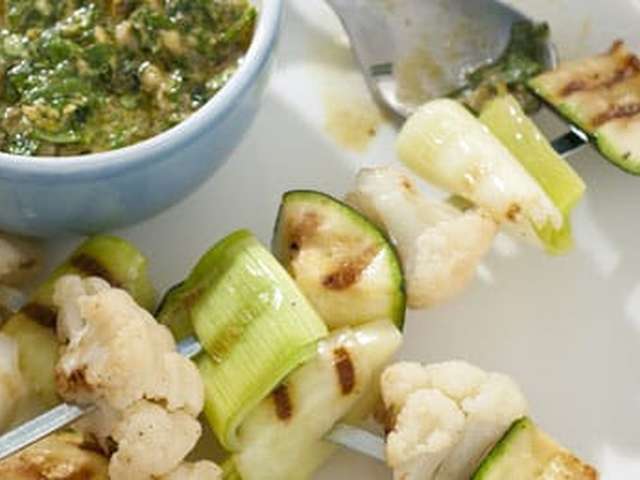 Foto Groentespiesjes met basilicumsaus, ei en stokbrood