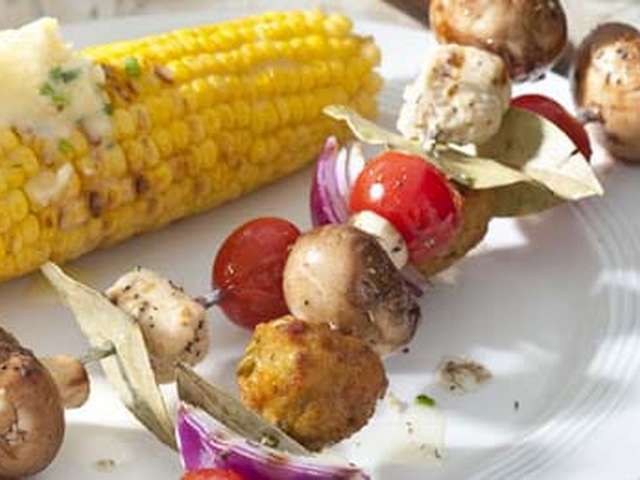 Foto Kleurige vegetarische barbecuespiesen met mais