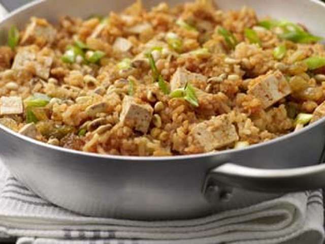 Foto Kruidige pilav met pijnboompitten en tofu