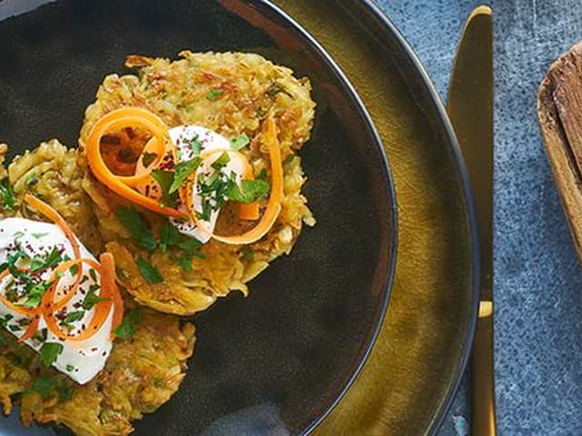 Foto Latkes met wortelkrullen en sumak