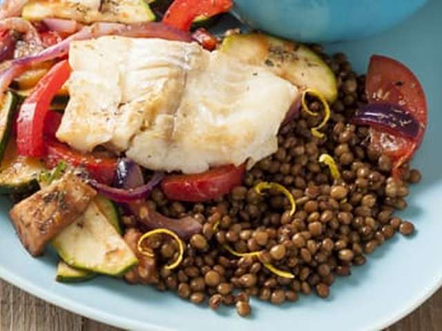 Foto Linzen met ratatouille en gebakken kabeljauw