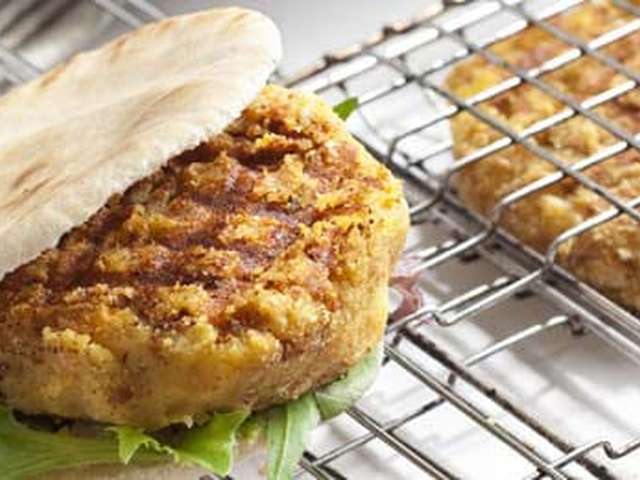 Foto Linzenburger met pikante wortelsalade