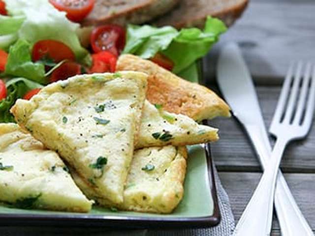 Foto Luchtige kruidenomelet met salade en brood