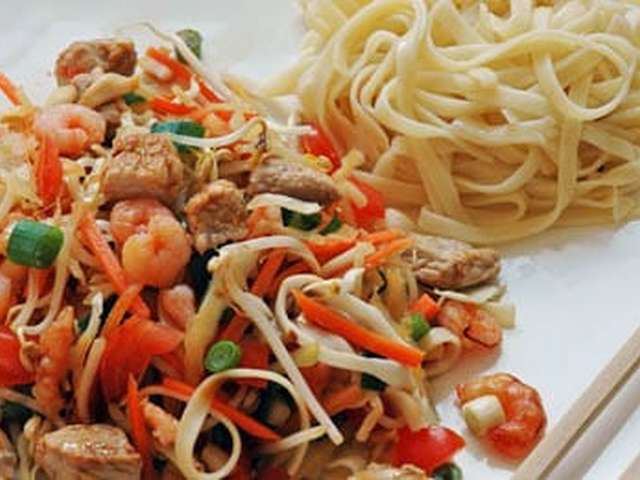 Foto Mie goreng met komkommersalade