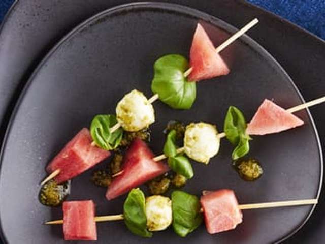 Foto Mini brochettes met meloen en gemarineerde mozzarella