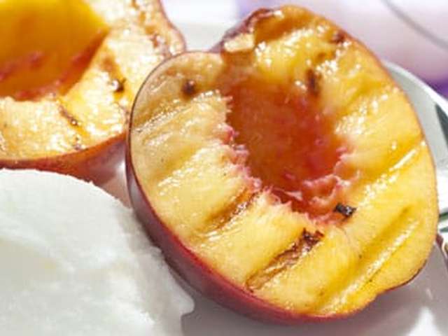 Foto Nectarines op de barbecue met citroenijs