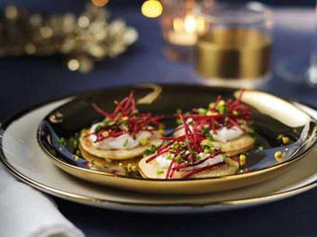 Foto Mini pancakes met geitenkaascrème en bietsprieten