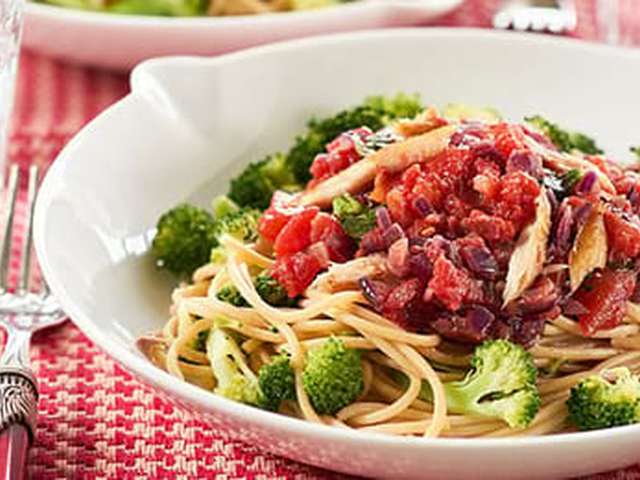 Foto Pasta met makreel en tomaat