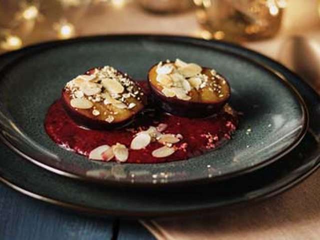 Foto Gegrilde pruimen met vruchtencoulis en amandelgranola